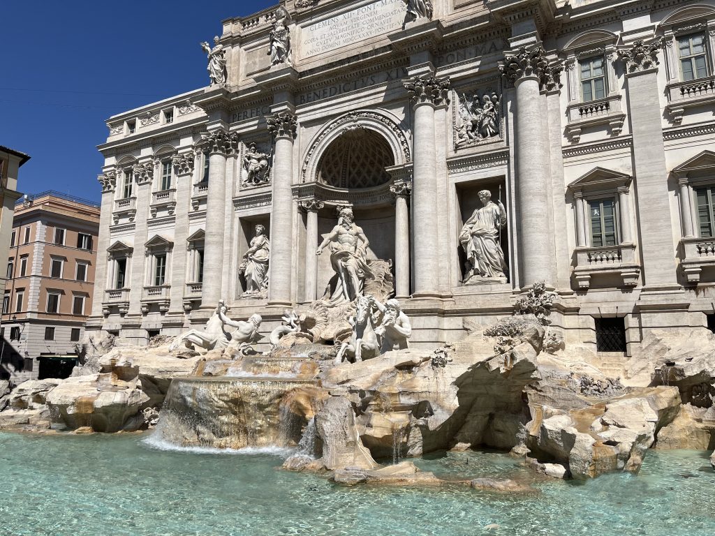 Fontaine de trévi à Rome prise avec une légère inclinaison coupant la partie haute droite du bâtiment