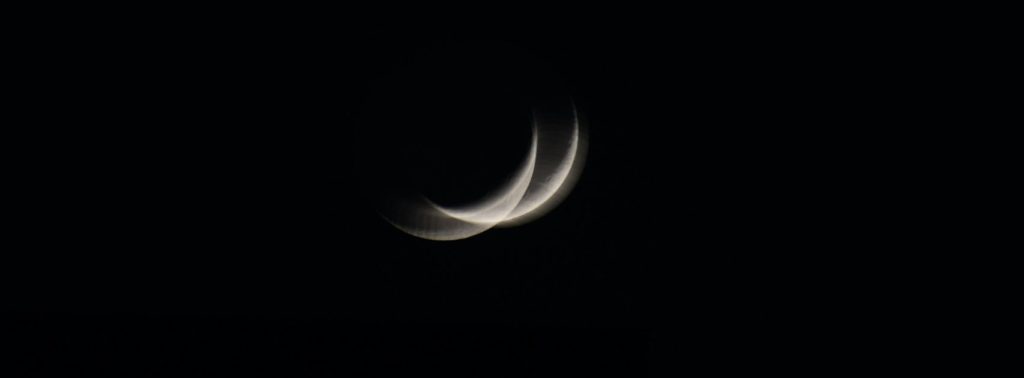 Photo de la lune en fond volontairement flou et dédoublée