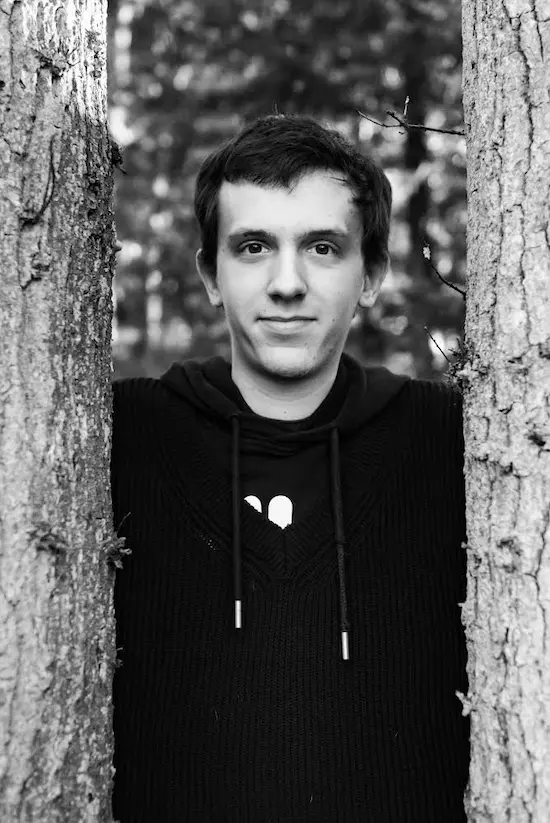 Photo de moi entre 2 arbres